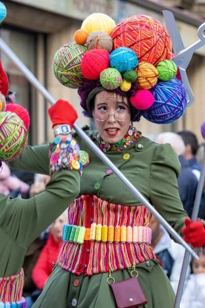 Carnaval Tradicional Uma Cidade Espanhola Palamos Catalunha Muitas Pessoas Traje — Fotografia de Stock