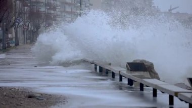 Büyük bir dalga İspanya 'nın Costa Brava kasabası Sant Antoni de Calonge' a vuruyor.