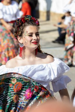 Katalonya 'daki bir İspanyol kasabasında geleneksel karnaval. Kostümlü ve ilginç makyajlı bir sürü insan var. - 24. 02 numara. 2020 İspanya