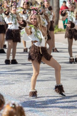 Katalonya 'daki bir İspanyol kasabasında geleneksel karnaval. Kostümlü ve ilginç makyajlı bir sürü insan var. - 24. 02 numara. 2020 İspanya