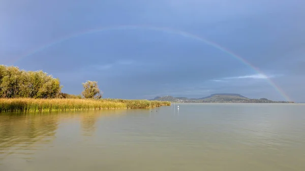 Mooie Regenboog Het Balatonmeer Van Hongarije Voorzijde Van Vulkanen Bij — Stockfoto