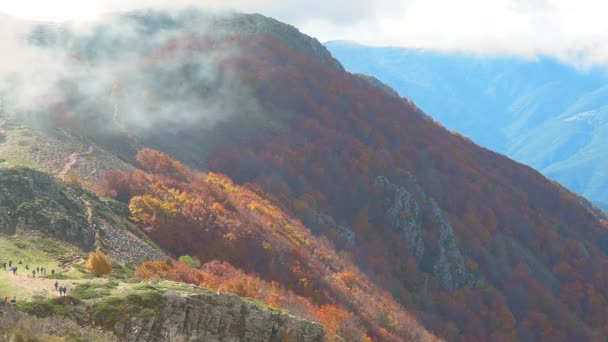 Осінній Пейзаж Іспанської Гори Монсенія Хмарами Барвистим Лісом — стокове відео