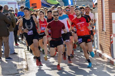 Katalonya 'nın İspanyol köyü Palamos' unda kros yarışı. Costa Brava 'yı takip edin. 20.800 metre kros yarışı başladı. 03 numara. 08 numara. 2020 İspanya