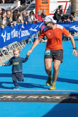 Katalonya 'nın İspanyol köyü Palamos' unda kros yarışı. Costa Brava 'yı takip edin. 13,350 metre ekspres mesafe, hedefe varış. 03 numara. 08 numara. 2020 İspanya