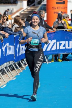 Katalonya 'nın İspanyol köyü Palamos' unda kros yarışı. Costa Brava 'yı takip edin. 13,350 metre ekspres mesafe, hedefe varış. 03 numara. 08 numara. 2020 İspanya