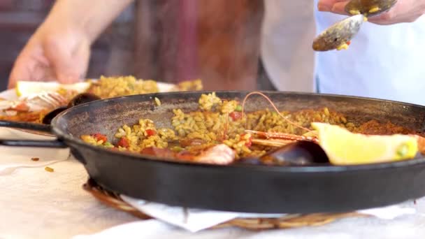 Een Ober Die Een Traditioneel Mediterraan Paella Eten Serveert Het — Stockvideo