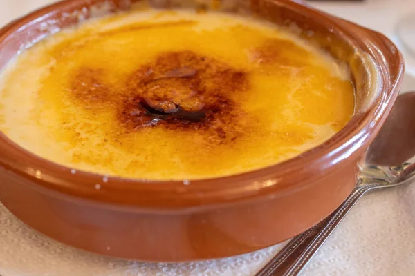西班牙餐馆里典型的加焦糖的加泰罗尼亚奶油 — 图库照片