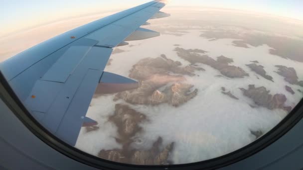 Blick Aus Dem Flugzeugfenster Auf Die Europäischen Bergalpen — Stockvideo