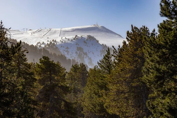 冬のスペインピレネー山脈の白い山の峰 — ストック写真