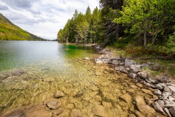 Hermoso Paisaje Montaña Los Pirineos Bonito Lago Con Agua Transparente — Foto de Stock