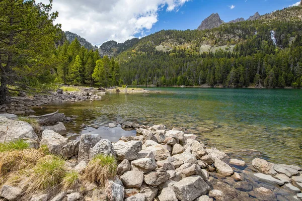 Schöne Berglandschaft Der Pyrenäen Schöner See Mit Klarem Wasser Aus — Stockfoto