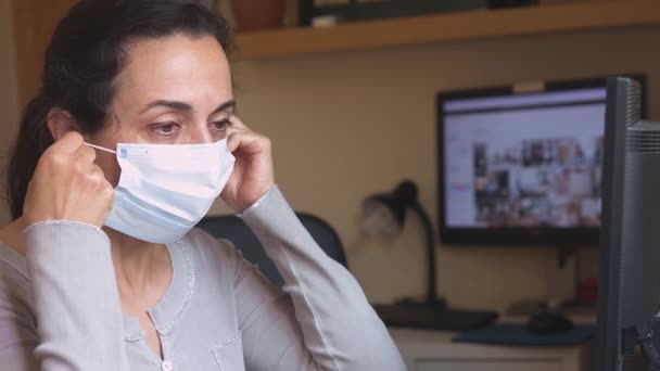 Középkorú Csinos Védő Maszkkal Dolgozik Otthon Miatt Coronavirus Karantén — Stock videók