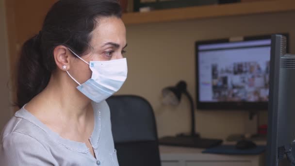 Middelbare Leeftijd Mooie Vrouw Met Beschermende Masker Werken Thuis Als — Stockvideo