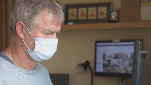 中年男子 头戴防毒面具 因肠病毒检疫在家中工作 — 图库视频影像