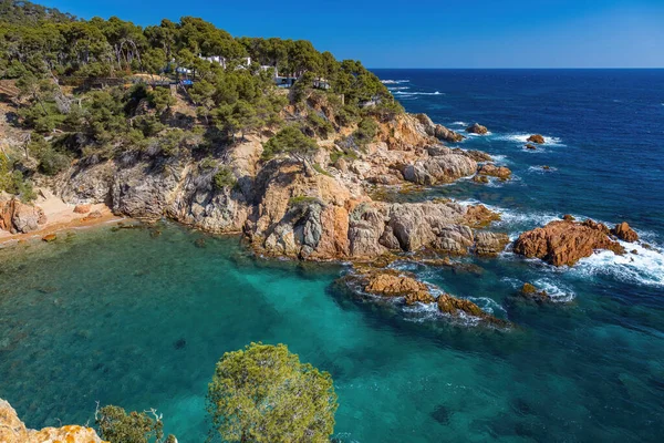 スペインのカタルーニャ州にあるコスタ ブラバの美しいターコイズブルーの水 — ストック写真