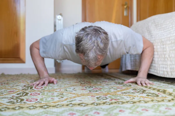 Hombre Mediana Edad Haciendo Flexiones Casa — Foto de Stock