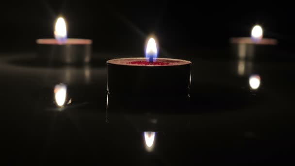 Три Свечи Зажжены Столе Темной Комнате — стоковое видео