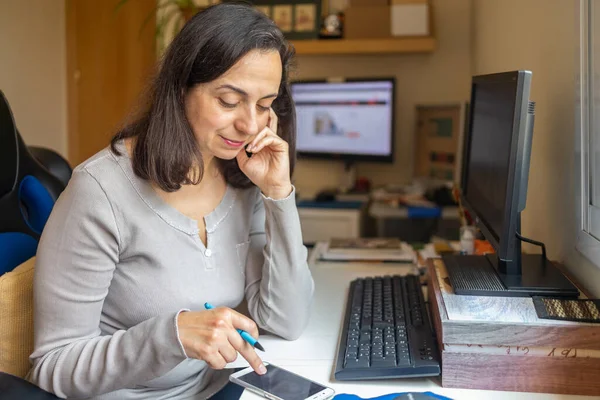 Mujer Mediana Edad Bastante Hispana Estudiando Curso Línea Casa Envía — Foto de Stock