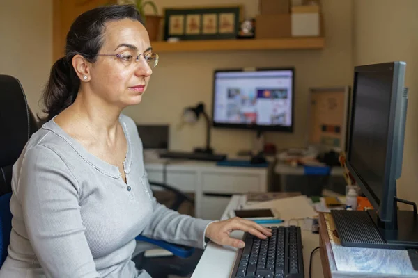 Mujer Bonita Mediana Edad Con Gafas Que Trabajan Casa Oficina — Foto de Stock