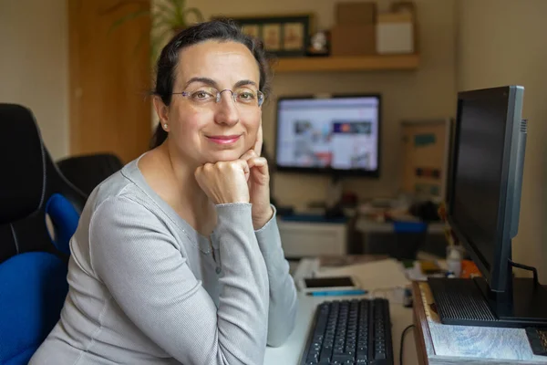 Mujer Bonita Mediana Edad Con Gafas Mirando Cámara Sonriendo — Foto de Stock