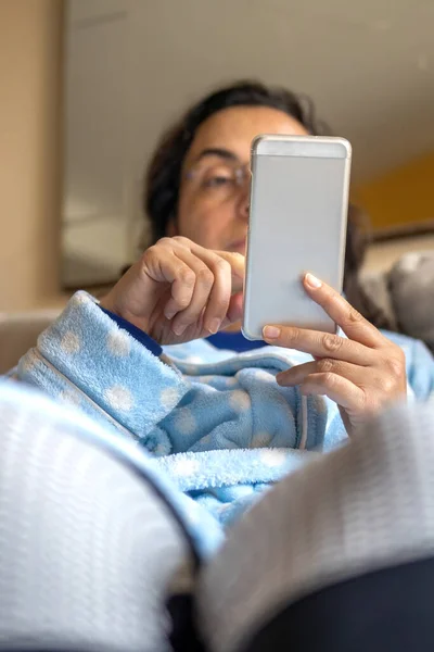 Orta Yaşlı Bir Kadın Evinde Koltukta Dinleniyor Cep Telefonundan Mesajlarını — Stok fotoğraf