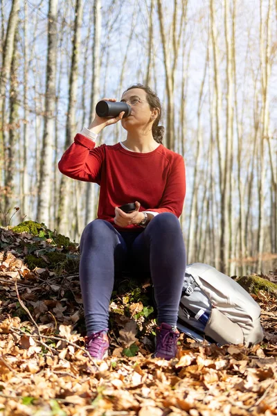 Menina Turista Espanhol Sentado Bebendo Floresta — Fotografia de Stock