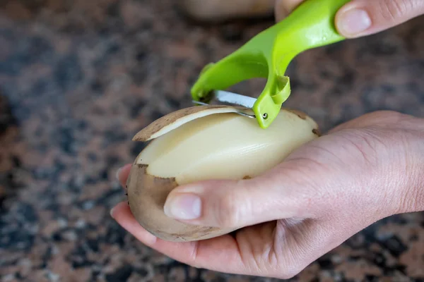 Hemmafru Skivning Potatis Köket Med Speciell Skivare — Stockfoto