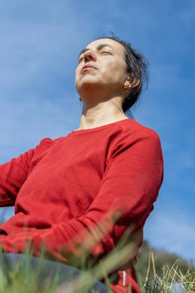 Pretty Spanish Woman Sitting Meadow Meditates — Stock Photo, Image