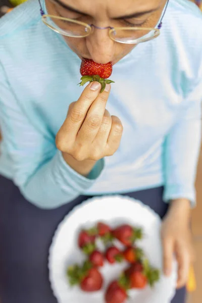 Jeune Femme Mangeant Une Fraise Rouge Fraîche — Photo