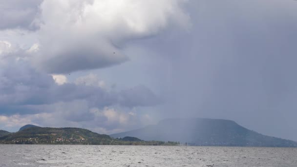 Indrukwekkende Stormwolken Boven Het Balatonmeer Van Hongarije — Stockvideo