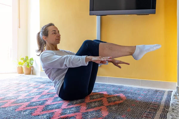 Menina Muito Espanhola Fazendo Ginástica Casa Sala Estar — Fotografia de Stock