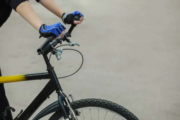 Athlete holding hands handlebar. In the hands of put on blue gloves — Stock Photo, Image