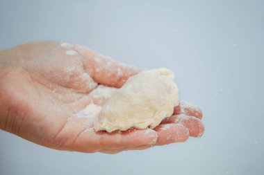 Şef Ulusal Ukrayna mutfak-vareniki yemekleri hazırlar.