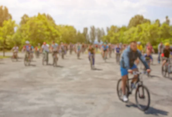 一群骑自行车的人举办夏季到来骑自行车的道路上。健康的生活方式和体育的概念. — 图库照片