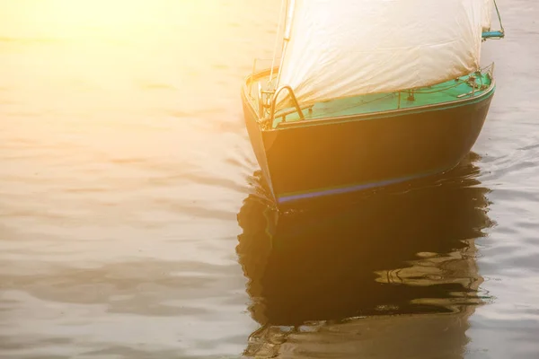 Barco con velas blancas flotando en el agua de cerca . — Foto de Stock