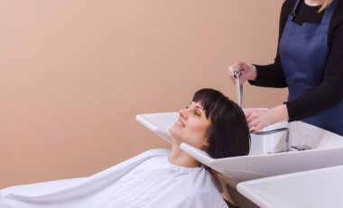 Kuaför şampuan saç kapalı yıkar