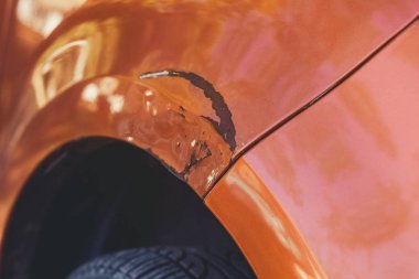 Bir araba kanadında otomobilin ön tırmalamak