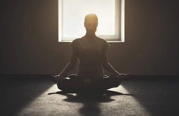 Fille méditant pendant une pratique de yoga — Photo