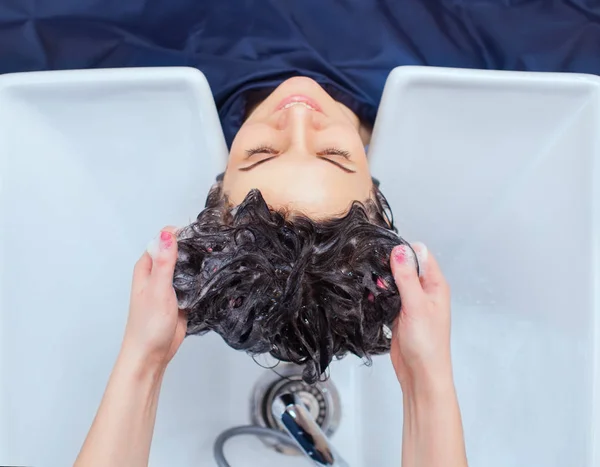 La peluquera lava el champú del cabello — Foto de Stock