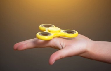 Küçük kız sarı getiriyor onun elinde açık havada oynuyor.