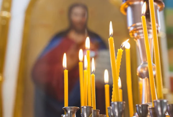 Kilise mumları yanık kilise İsa'nın kutsal kişilerin resmi arka planı