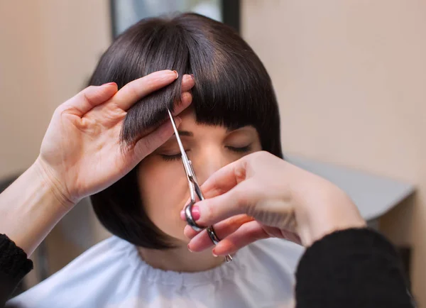 Kadeřník dělá ostříhat nůžkami vlasů — Stock fotografie