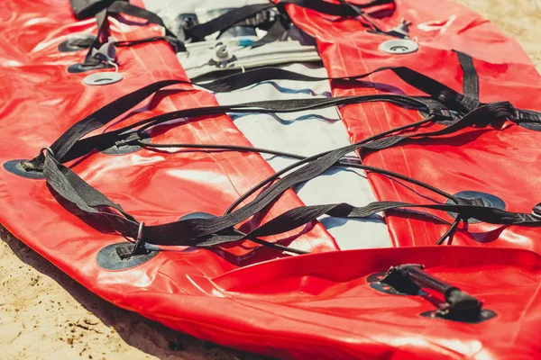 Non gonfiato kayak rosso si trova sulla riva del fiume . — Foto Stock