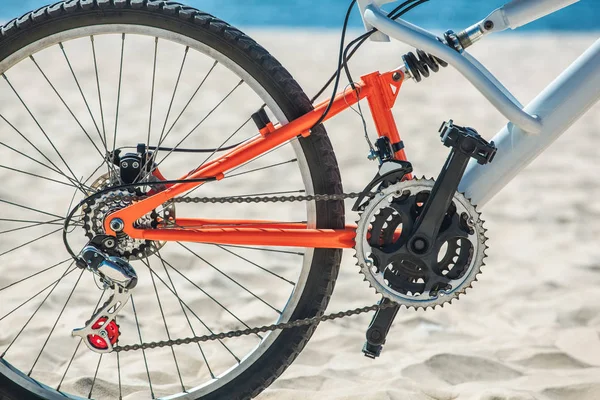 Bisiklet, tekerlek frame ve pedallar arkası vardır görünür yakın çekim 