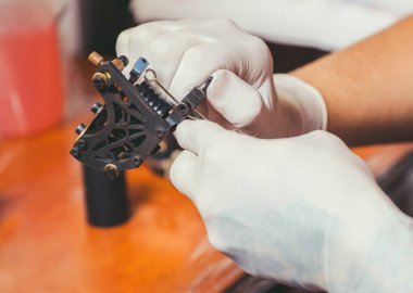 dövme sanatçısı beyaz lastik eldiven bir dövme yapmak hazırlanıyor