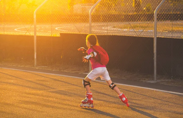 Une petite fille patinant sur le rôle — Photo