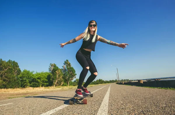 Una bella, sexy hipster bionda con i capelli blu in un tatuaggio — Foto Stock