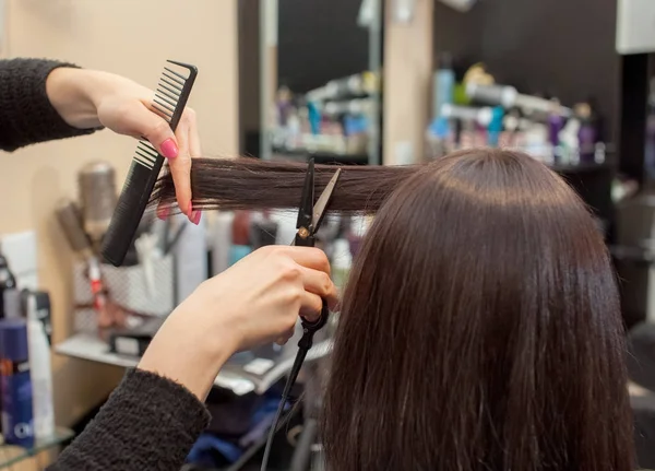 Kadeřník dělá účes s horké nůžky na vlasy — Stock fotografie