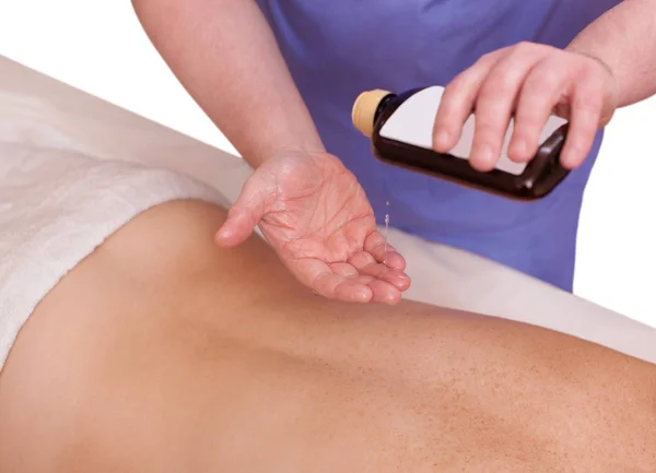 O massagista faz uma massagem na parte de trás do paciente no salão de beleza — Fotografia de Stock