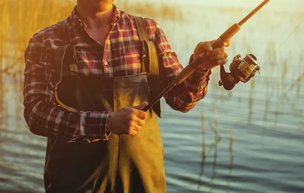 Pêcheur dans une chemise rouge pêche pour filer — Photo